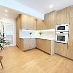 Miramar Luxurious Apartment, 3 Double For 6 Guests, Free Parking, Terrace, New Apartment *