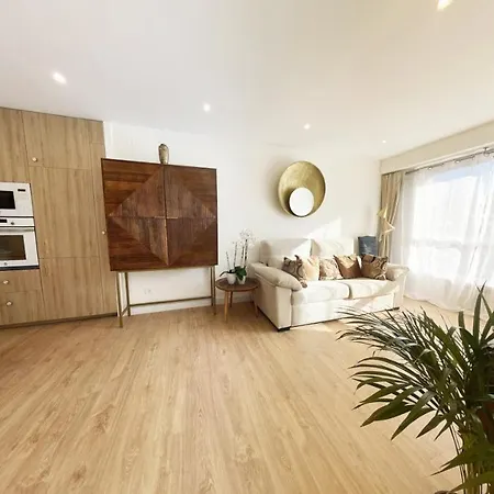 Miramar Luxurious Apartment, 3 Double For 6 Guests, Free Parking, Terrace, New Apartmán *