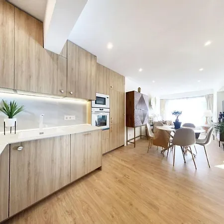 Apartmán Miramar Luxurious Apartment, 3 Double For 6 Guests, Free Parking, Terrace, New *