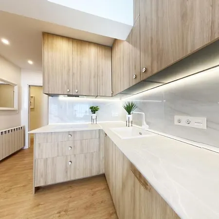 Miramar Luxurious Apartment, 3 Double For 6 Guests, Free Parking, Terrace, New San Sebastián