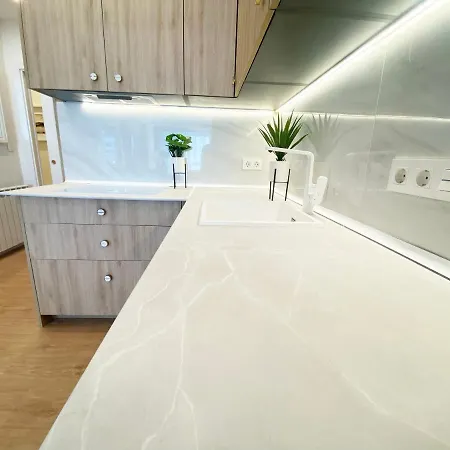 Bahia Luxurious Apartment, 3 Double Rooms, Free Parking, Terrace, Brand New