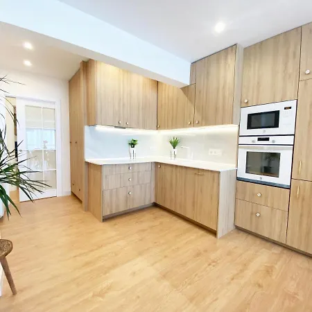 Miramar Luxurious Apartment, 3 Double For 6 Guests, Free Parking, Terrace, New Apartmán *