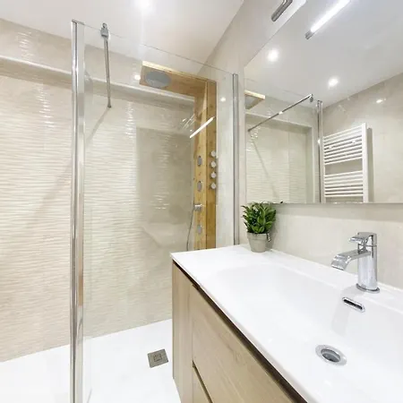 Bahia Luxurious Apartment, 3 Double Rooms, Free Parking, Terrace, Brand New Appartement *