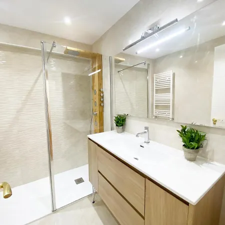 Miramar Luxurious Apartment, 3 Double For 6 Guests, Free Parking, Terrace, New San Sebastián