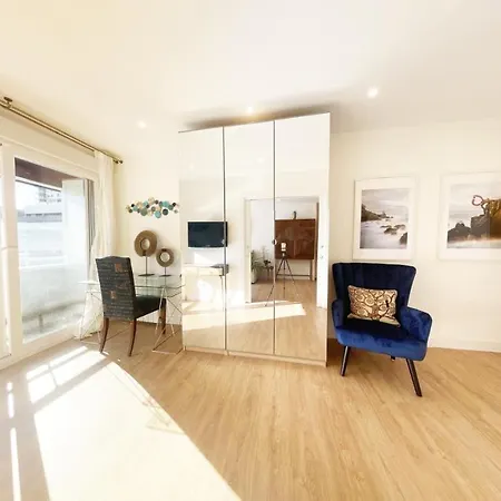 Miramar Luxurious Apartment, 3 Double For 6 Guests, Free Parking, Terrace, New Apartmán