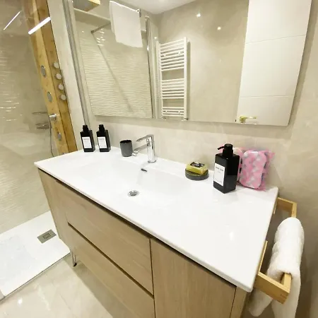 Miramar Luxurious Apartment, 3 Double For 6 Guests, Free Parking, Terrace, New Apartamento *