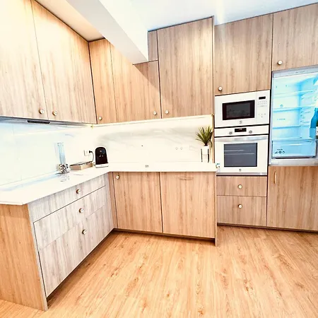 Bahia Luxurious Apartment, 3 Double Rooms, Free Parking, Terrace, Brand New *