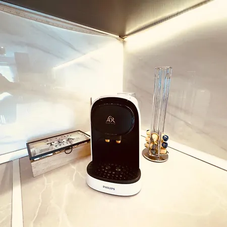 Apartmán Miramar Luxurious Apartment, 3 Double For 6 Guests, Free Parking, Terrace, New