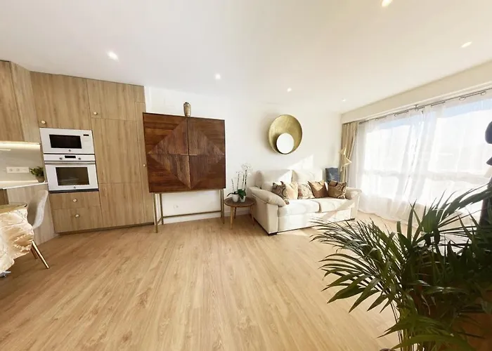 Miramar Luxurious Apartment, 3 Double For 6 Guests, Free Parking, Terrace, New Apartment *