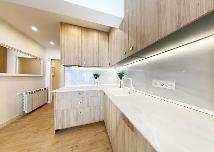 Miramar Luxurious Apartment, 3 Double For 6 Guests, Free Parking, Terrace, New San Sebastian