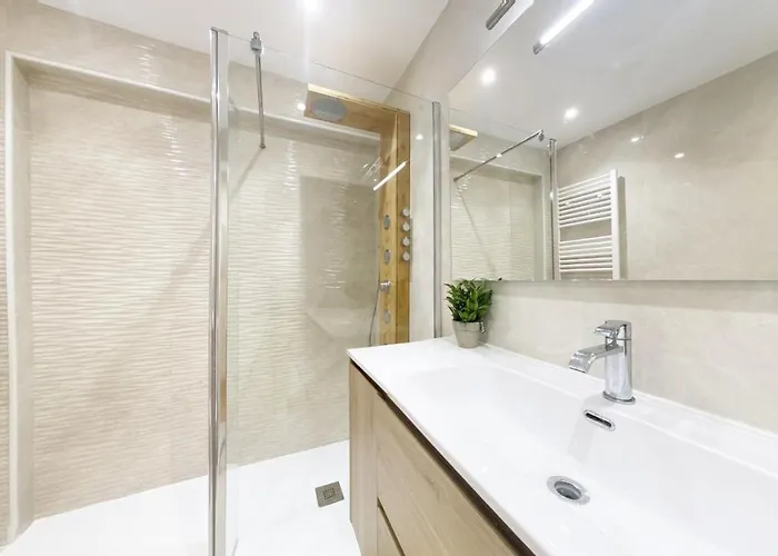 Miramar Luxurious Apartment, 3 Double For 6 Guests, Free Parking, Terrace, New Apartment *