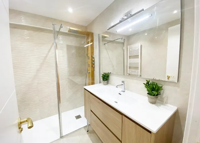 Miramar Luxurious Apartment, 3 Double For 6 Guests, Free Parking, Terrace, New San Sebastian