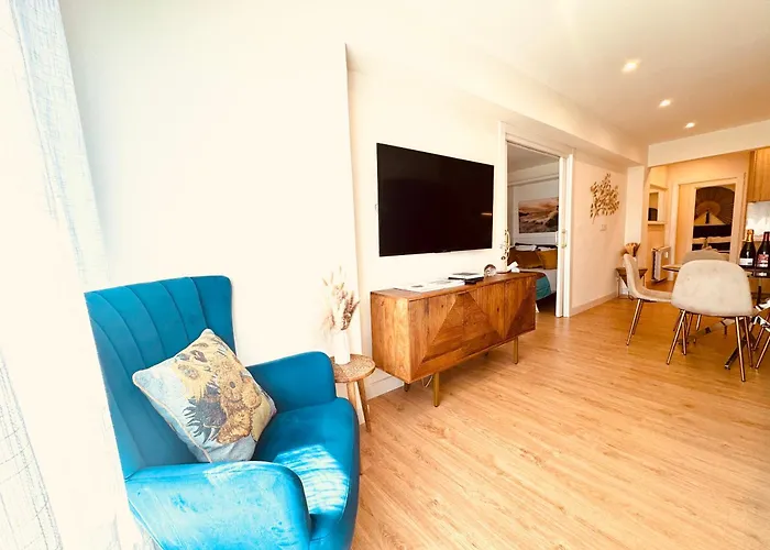 Miramar Luxurious Apartment, 3 Double For 6 Guests, Free Parking, Terrace, New San Sebastian