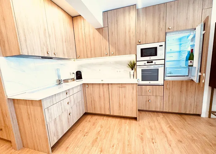 Miramar Luxurious Apartment, 3 Double For 6 Guests, Free Parking, Terrace, New *