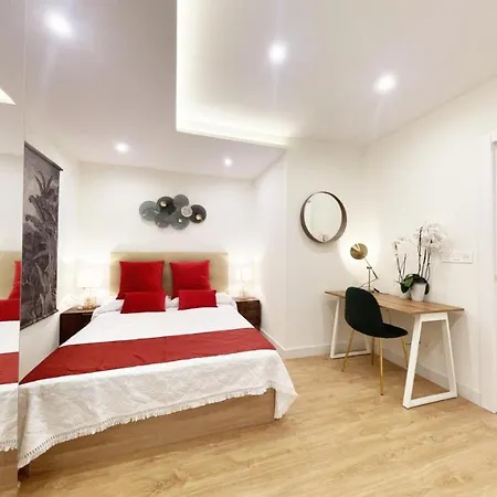 Miramar Luxurious Apartment, 3 Double For 6 Guests, Free Parking, Terrace, New Lägenhet *