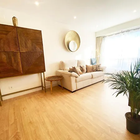 Bahia Luxurious Apartment, 3 Double Rooms, Free Parking, Terrace, Brand New
