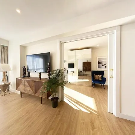 Lägenhet Miramar Luxurious Apartment, 3 Double For 6 Guests, Free Parking, Terrace, New *