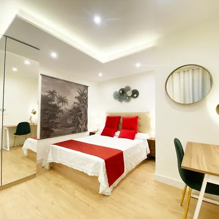 Lägenhet Miramar Luxurious Apartment, 3 Double For 6 Guests, Free Parking, Terrace, New