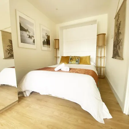 Lägenhet Miramar Luxurious Apartment, 3 Double For 6 Guests, Free Parking, Terrace, New