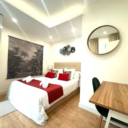 Lägenhet Miramar Luxurious Apartment, 3 Double For 6 Guests, Free Parking, Terrace, New *