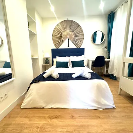 Lägenhet Miramar Luxurious Apartment, 3 Double For 6 Guests, Free Parking, Terrace, New *