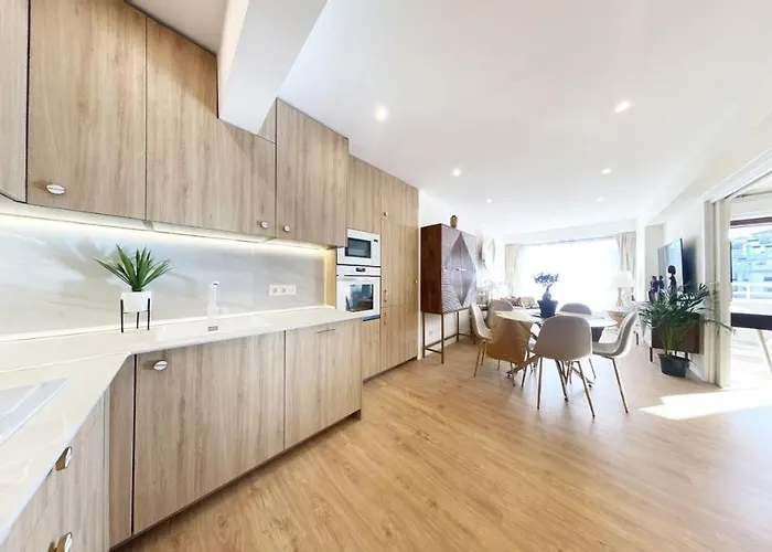 Apartman Miramar Luxurious Apartment, 3 Double For 6 Guests, Free Parking, Terrace, New *