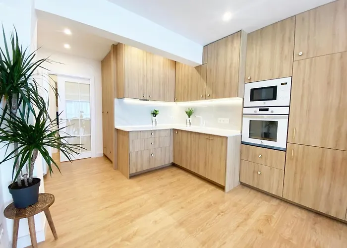 Miramar Luxurious Apartment, 3 Double For 6 Guests, Free Parking, Terrace, New Apartman *