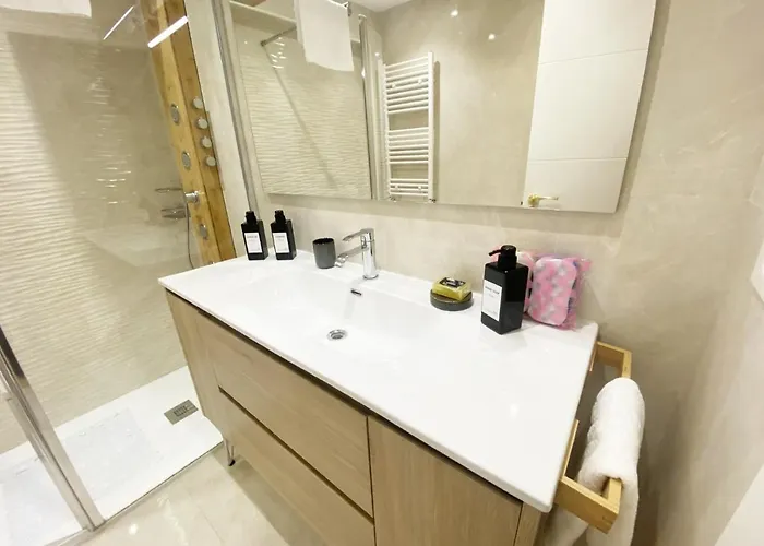 Miramar Luxurious Apartment, 3 Double For 6 Guests, Free Parking, Terrace, New Apartman *