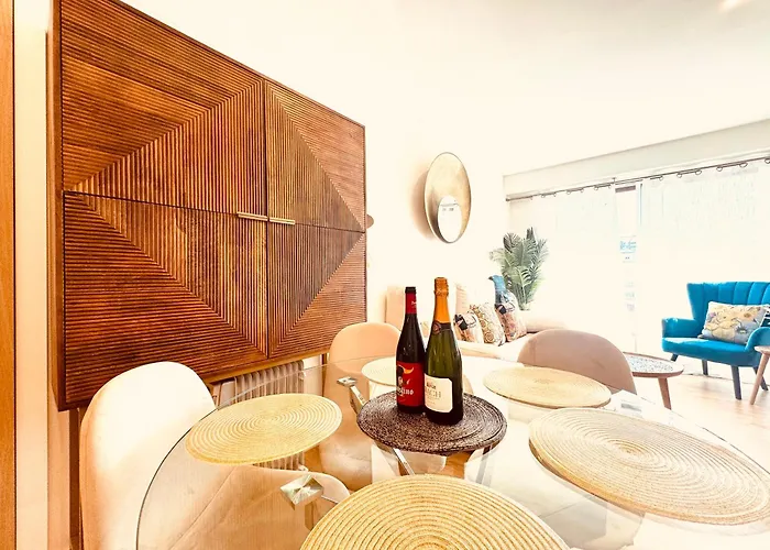 Miramar Luxurious Apartment, 3 Double For 6 Guests, Free Parking, Terrace, New *