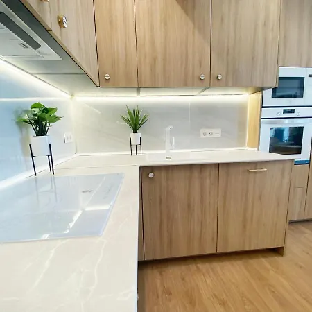 Miramar Luxurious Apartment, 3 Double For 6 Guests, Free Parking, Terrace, New Appartement Saint-Sébastien