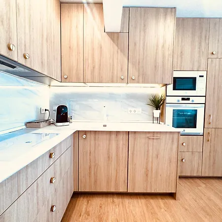 Miramar Luxurious Apartment, 3 Double For 6 Guests, Free Parking, Terrace, New Appartement Saint-Sébastien