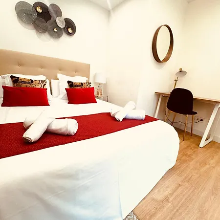 Miramar Luxurious Apartment, 3 Double For 6 Guests, Free Parking, Terrace, New Apartmán