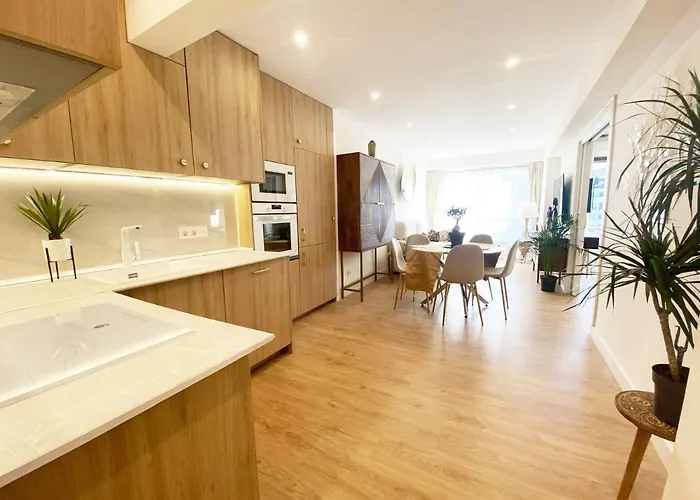 Miramar Luxurious Apartment, 3 Double For 6 Guests, Free Parking, Terrace, New