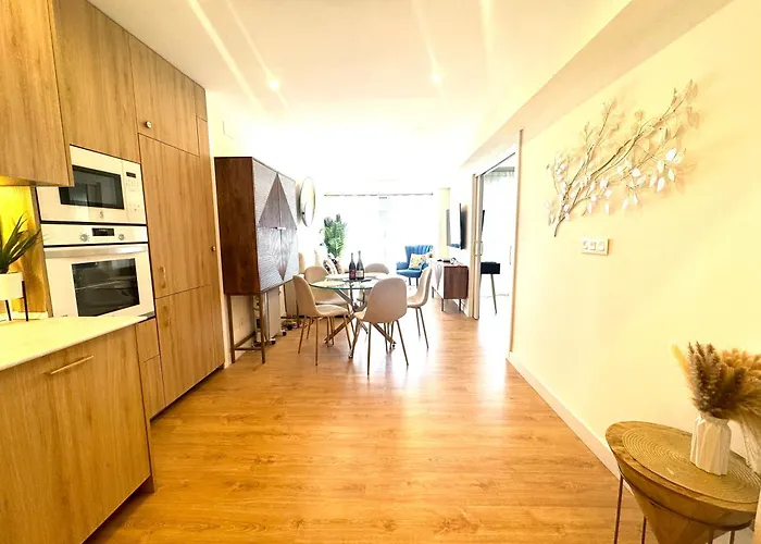 Miramar Luxurious Apartment, 3 Double For 6 Guests, Free Parking, Terrace, New 아파트